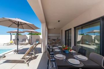 Villa in Kosinožići for Up to 8 Guests