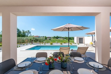 Villa in Kosinožići for Up to 8 Guests