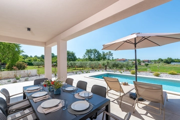 Villa in Kosinožići for Up to 8 Guests