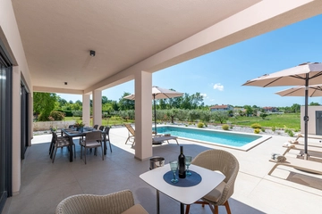 Villa in Kosinožići for Up to 8 Guests