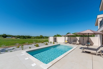 Villa in Kosinožići for Up to 8 Guests