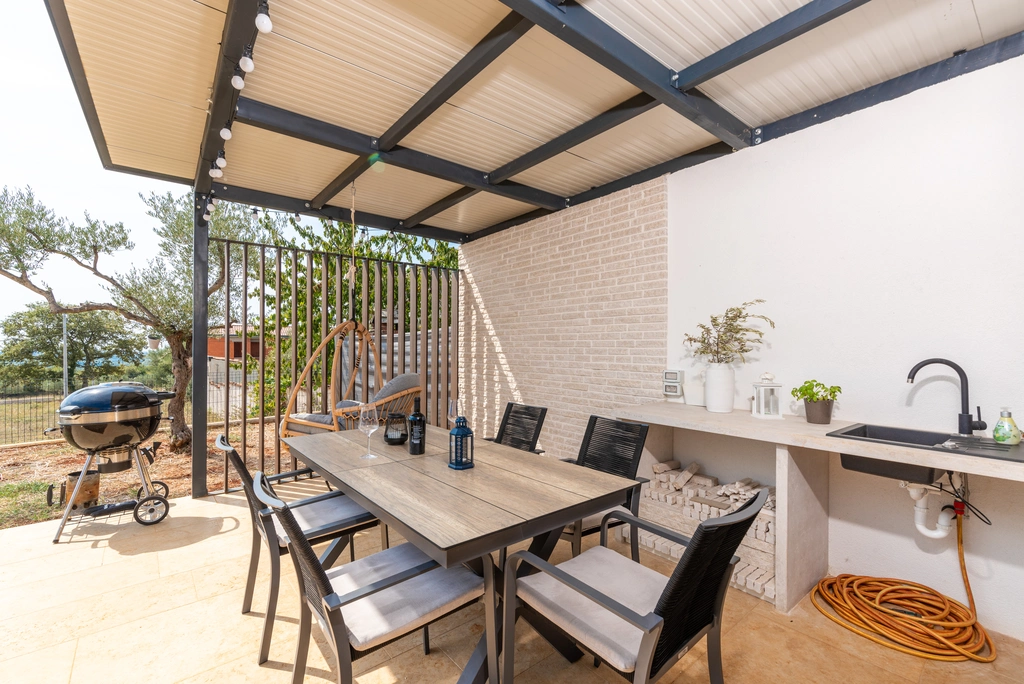 Kaštelir Holiday House for Up to 6 Guests