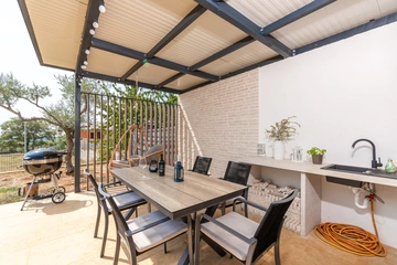 Kaštelir Holiday House for Up to 6 Guests