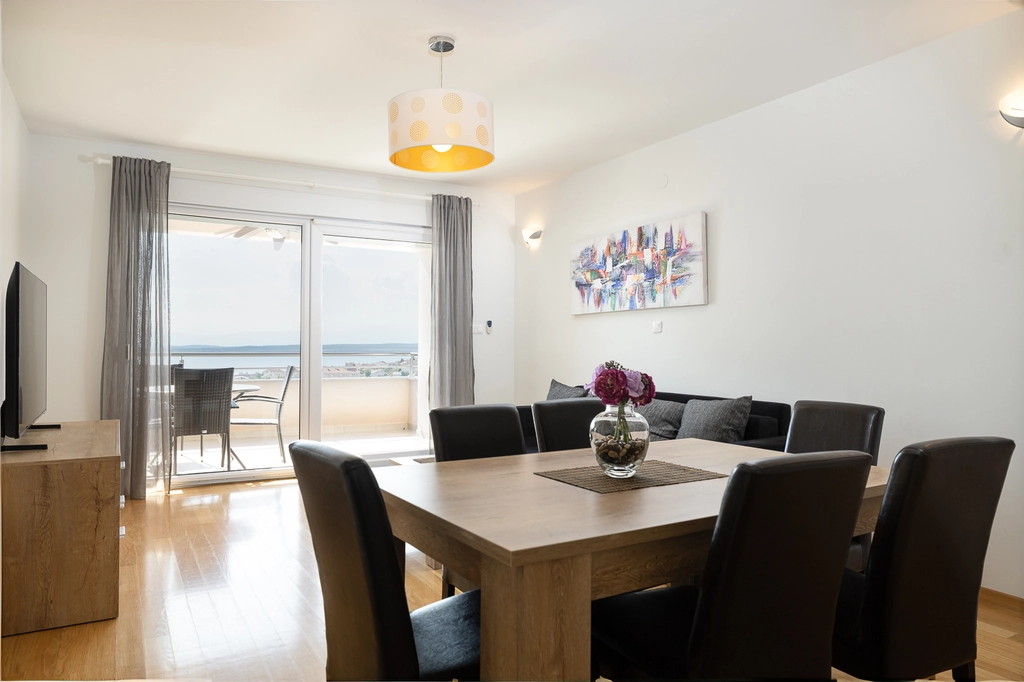 Crikvenica 2-Bedroom Apartment for up to 6