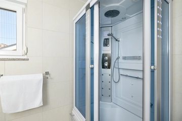 Crikvenica 2-Bedroom Apartment for up to 6