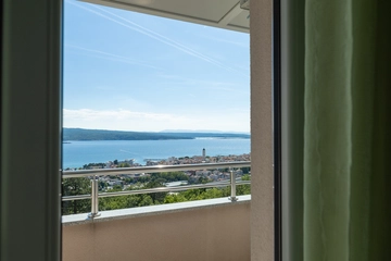 Crikvenica 2-Bedroom Apartment for up to 6