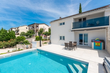 Apartment with Pool in Novi Vinodolski