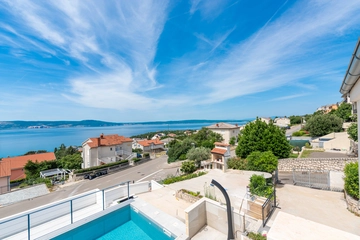 Apartment with Pool in Novi Vinodolski