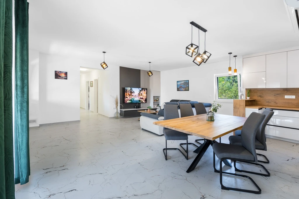 Single-Storey 3-Bedroom Villa in Vir (Pool, 6 Guests)
