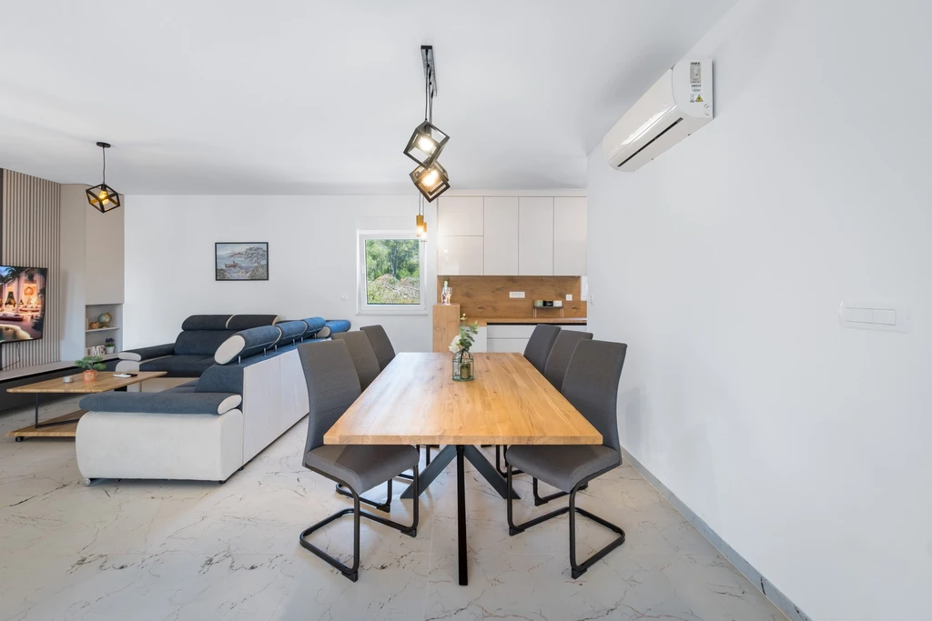 Single-Storey 3-Bedroom Villa in Vir (Pool, 6 Guests)