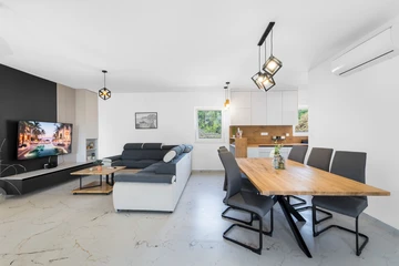 Single-Storey 3-Bedroom Villa in Vir (Pool, 6 Guests)