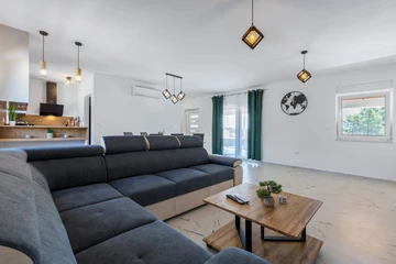 Single-Storey 3-Bedroom Villa in Vir (Pool, 6 Guests)