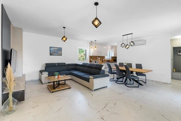 Single-Storey 3-Bedroom Villa in Vir (Pool, 6 Guests)