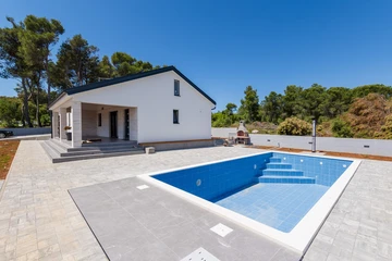 Single-Storey 3-Bedroom Villa in Vir (Pool, 6 Guests)