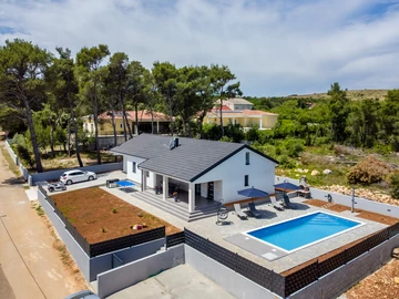 Single-Storey 3-Bedroom Villa in Vir (Pool, 6 Guests)