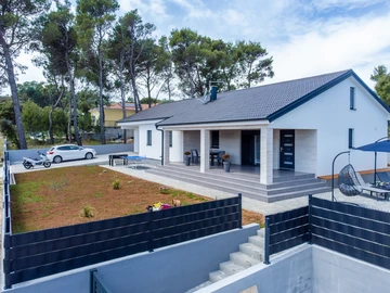 Single-Storey 3-Bedroom Villa in Vir (Pool, 6 Guests)