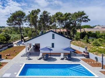 Single-Storey 3-Bedroom Villa in Vir (Pool, 6 Guests)