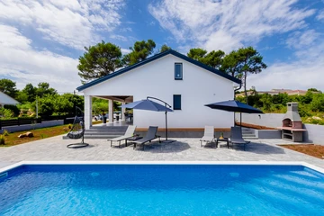 Single-Storey 3-Bedroom Villa in Vir (Pool, 6 Guests)