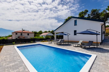 Single-Storey 3-Bedroom Villa in Vir (Pool, 6 Guests)
