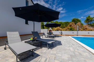 Single-Storey 3-Bedroom Villa in Vir (Pool, 6 Guests)