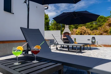 Single-Storey 3-Bedroom Villa in Vir (Pool, 6 Guests)