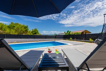 Single-Storey 3-Bedroom Villa in Vir (Pool, 6 Guests)