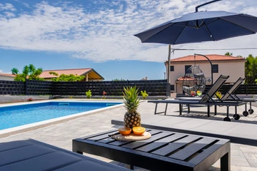 Single-Storey 3-Bedroom Villa in Vir (Pool, 6 Guests)