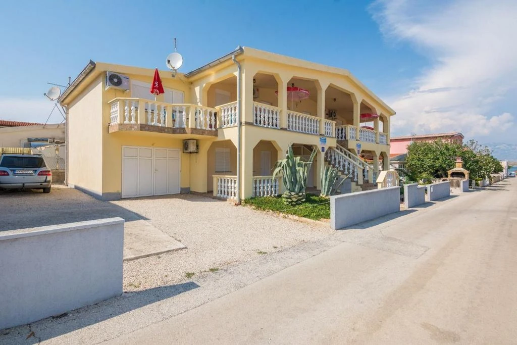 Apartment in Vir for 4 Guests with Partial Sea View