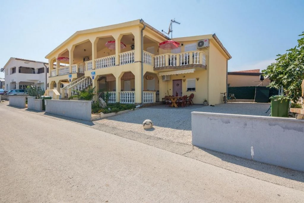 Apartment in Vir for 4 Guests with Partial Sea View