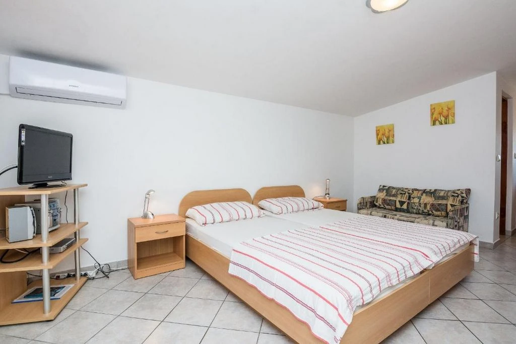 Studio Apartment in Vir with Partial Sea View