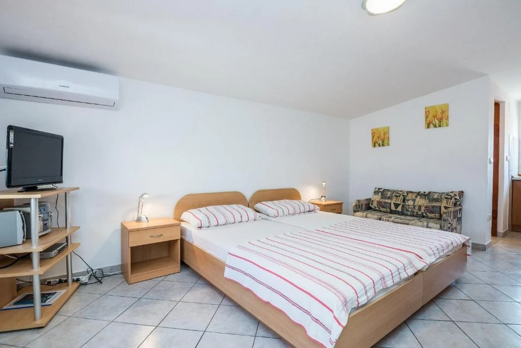 Studio Apartment in Vir with Partial Sea View