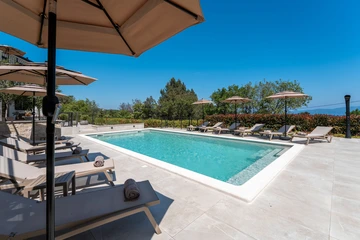 Sea-View Holiday House in Drenje for 6 Guests