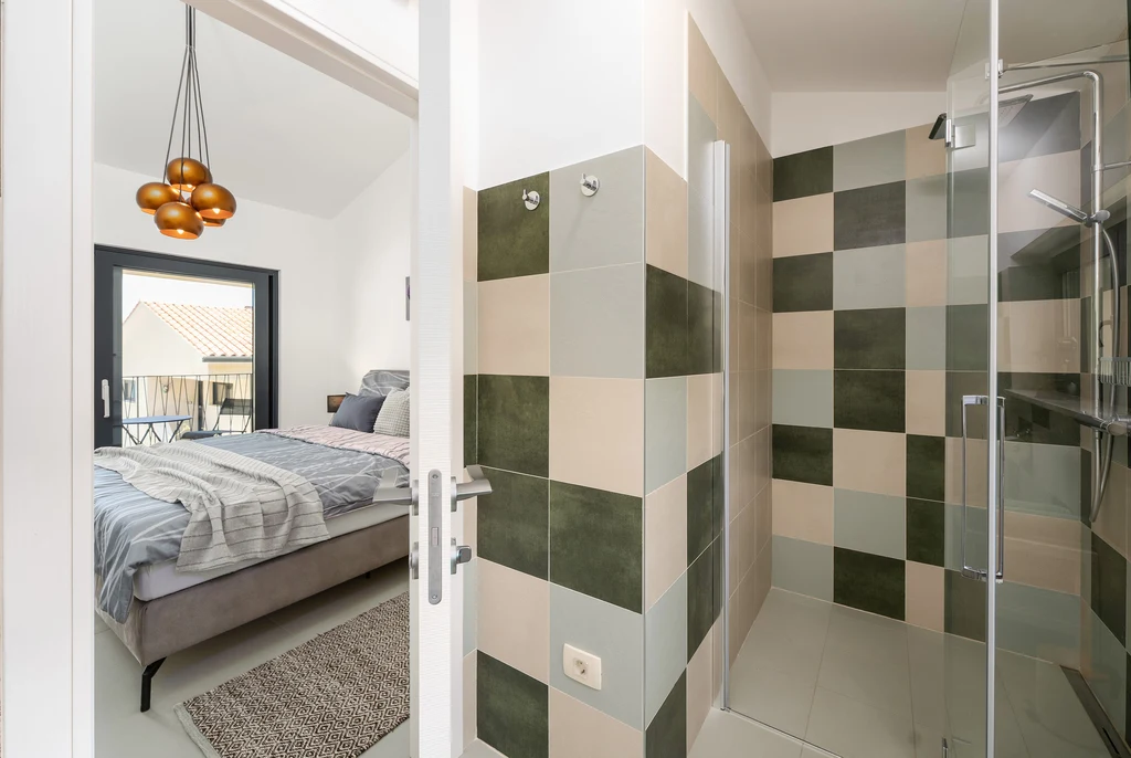 Sea-View Holiday House in Drenje for 6 Guests