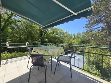 Njivice Apartment with Terrace for up to 3 Guests