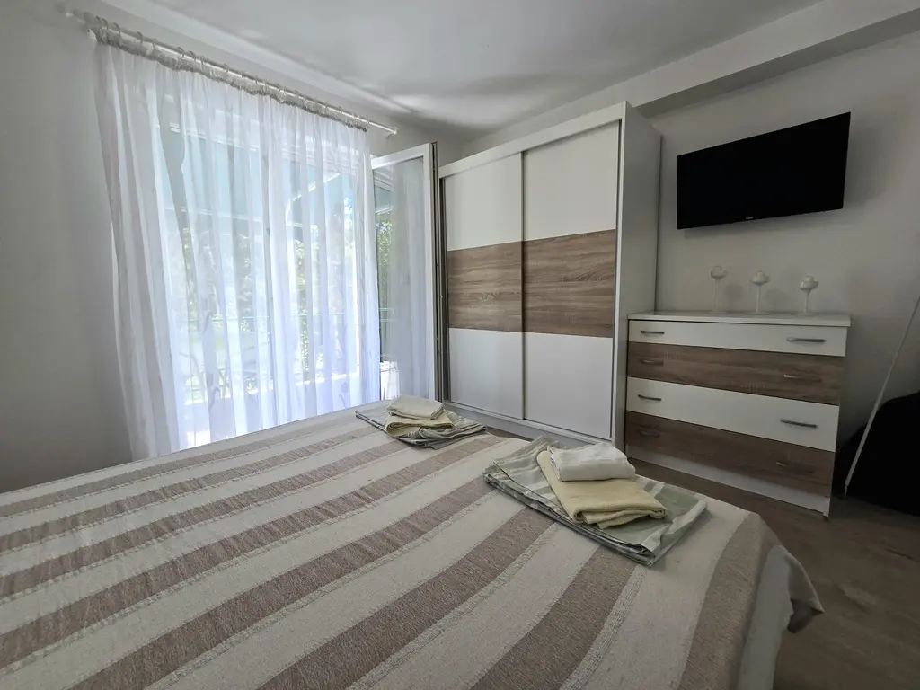 Njivice Apartment with Terrace for up to 3 Guests