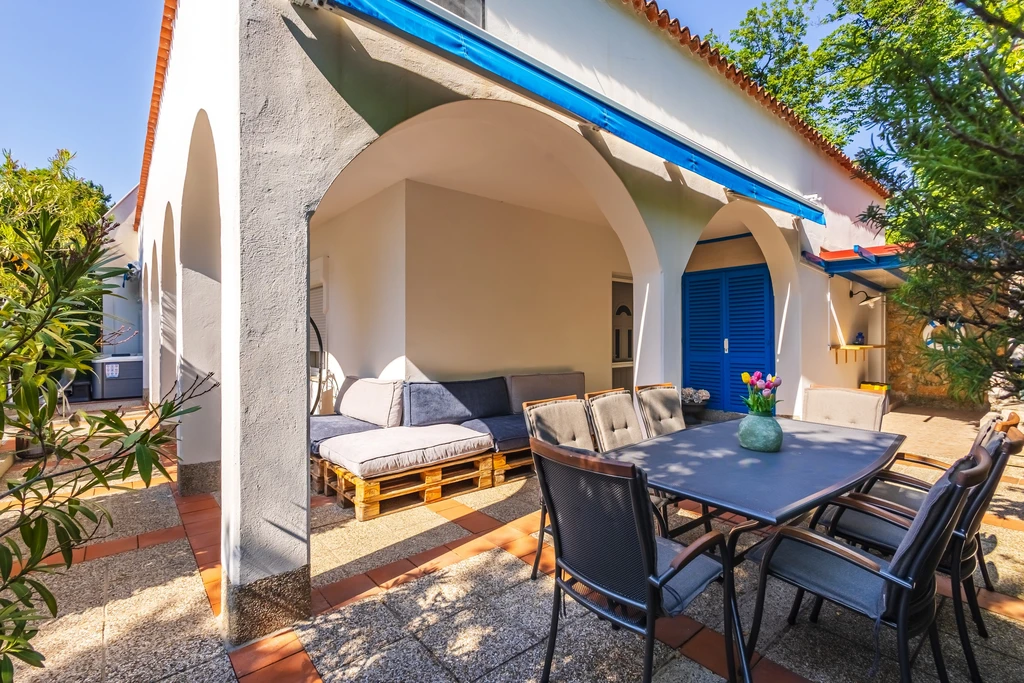 3-Bedroom Seafront Holiday House in Kraljevica