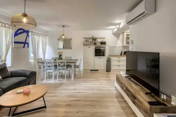 3-Bedroom Seafront Holiday House in Kraljevica