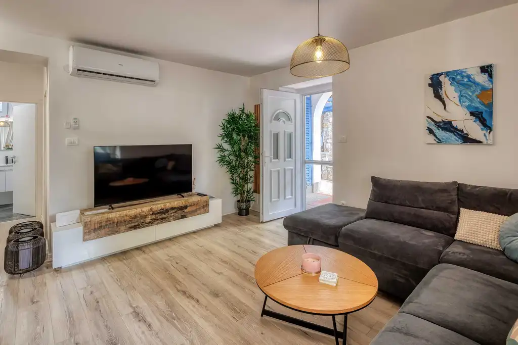 3-Bedroom Seafront Holiday House in Kraljevica