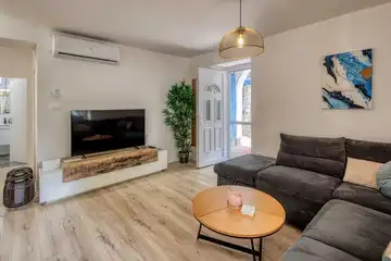 3-Bedroom Seafront Holiday House in Kraljevica