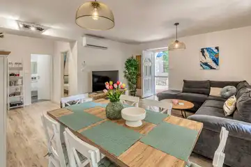 3-Bedroom Seafront Holiday House in Kraljevica