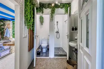 3-Bedroom Seafront Holiday House in Kraljevica