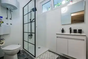 3-Bedroom Seafront Holiday House in Kraljevica