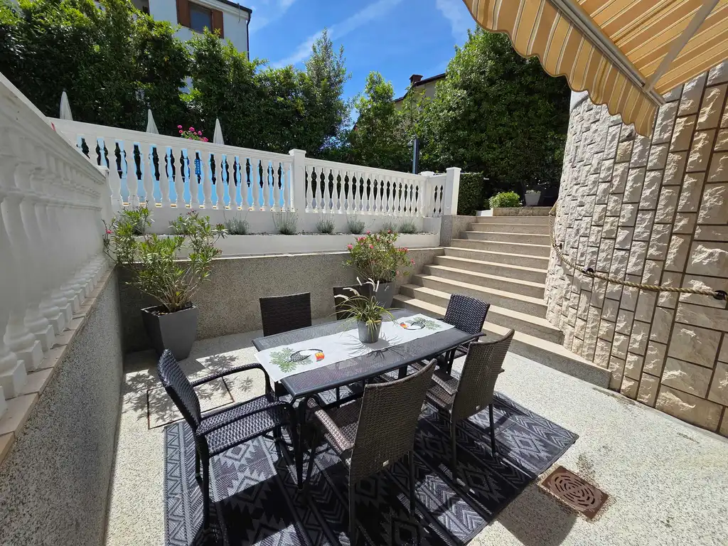 Apartment with Terrace for 4 Guests in Malinska