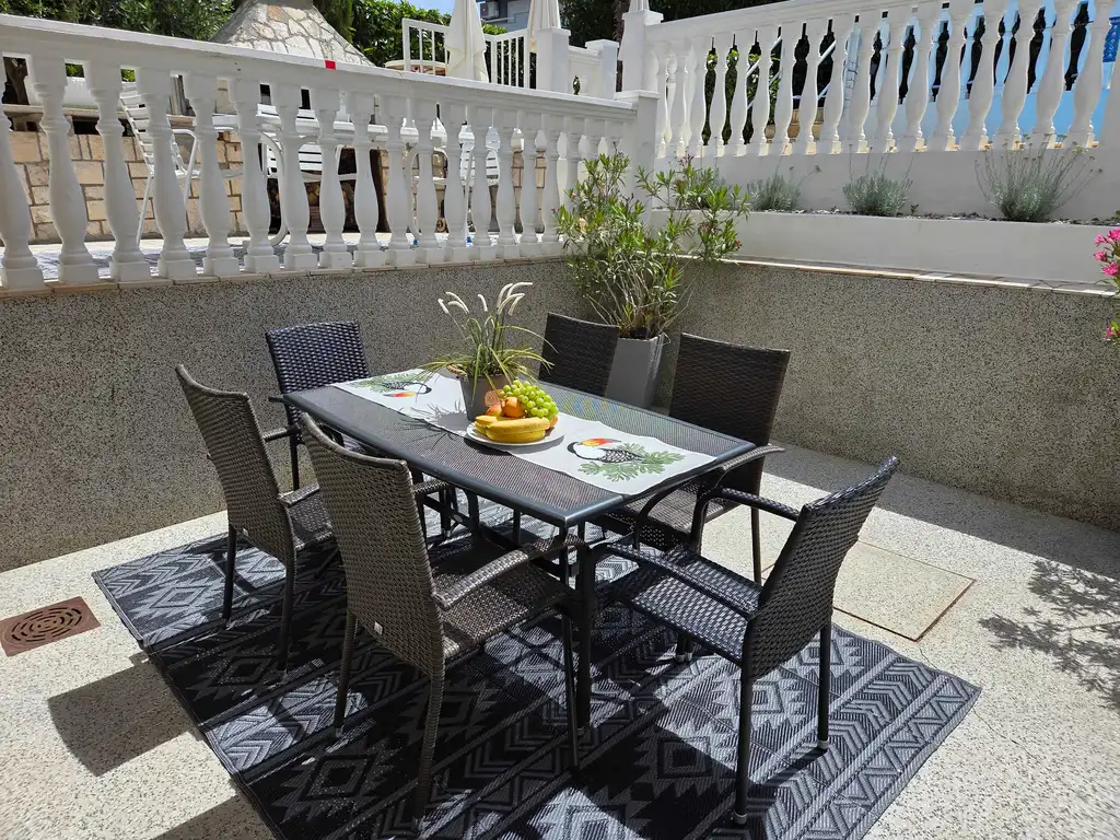 Apartment with Terrace for 4 Guests in Malinska