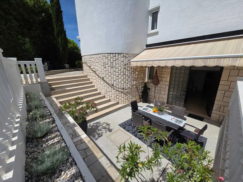 Apartment with Terrace for 4 Guests in Malinska