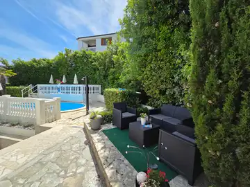 Apartment with Terrace for 4 Guests in Malinska