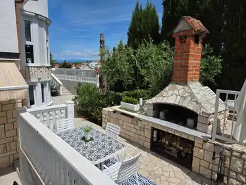 Apartment with Terrace for 4 Guests in Malinska