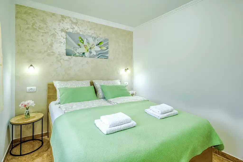 Sea-View Apartment in Čižići for 6 Guests