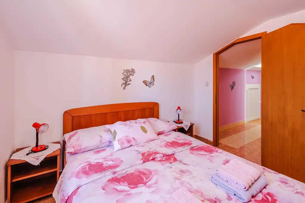 Sea-View Apartment in Čižići for 6 Guests