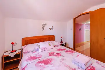 Sea-View Apartment in Čižići for 6 Guests